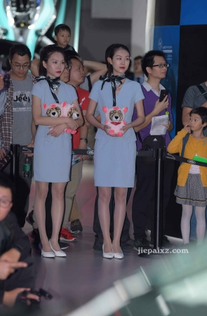 两位蓝裙礼仪