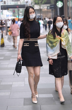 2263-20+60美腿高跟少妇【套图➕视频】 17P