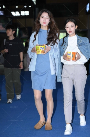 SH25-76-53√肉丝小姐姐吃泡面