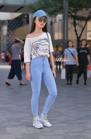 性感牛仔裤长发美女