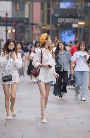 街拍白皙玉腿时尚小姐姐