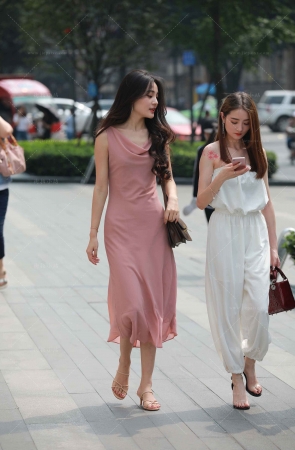 街拍红粉长裙美女