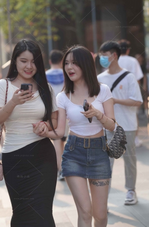 街拍微胖美眉跟漂亮闺蜜逛街