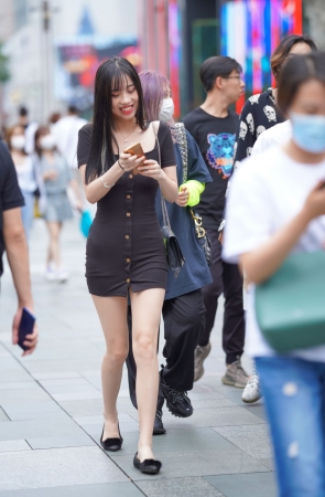 黑色连体紧身裙美女