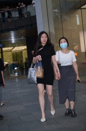 樱桃小嘴，漂亮的黑色裙小姐姐