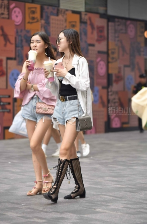 两位热裤姐妹