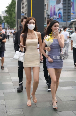 街拍紧身包身裙性感美女