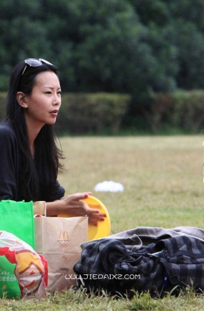 草地上的三女，哪个你更喜欢