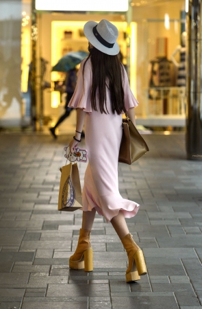 礼帽肉粉裙黄色高跟鞋，彰显美女高雅气质。