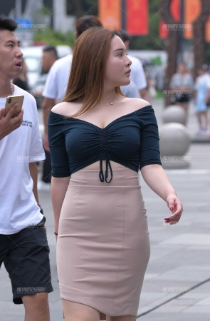 深V包臀裙小姐姐