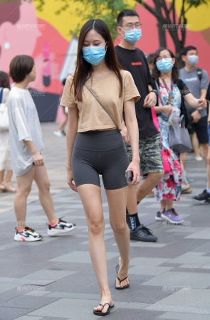 灰色瑜珈短裤美眉