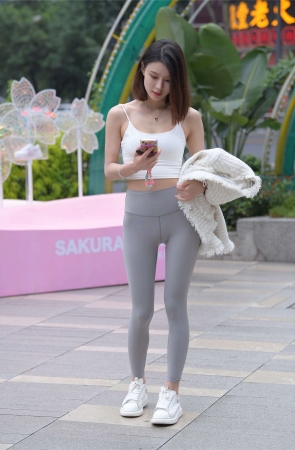 一始街拍作品 灰色瑜伽裤美女