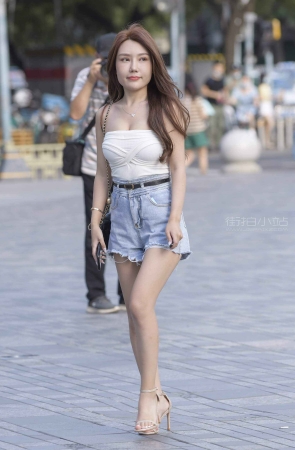 抹胸装热裤美腿街拍美女