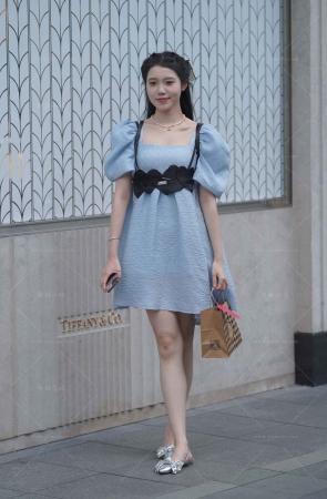 搭讪街拍打扮精致的蓝色裙小仙女