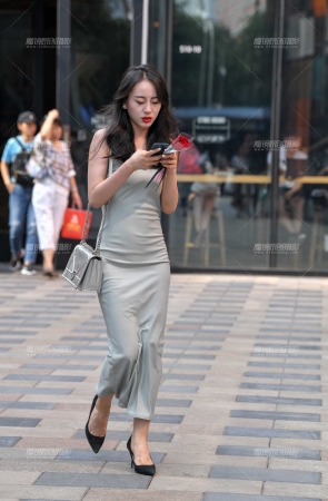 贴身吊带裙显身材