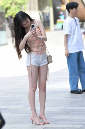 24530-1=96√乖巧白嫩美腿热裤女孩【套图➕视频】 18P