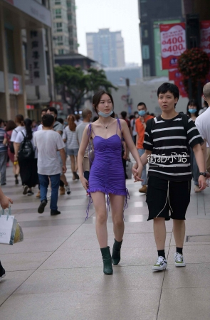 街拍紫色吊带裙美眉