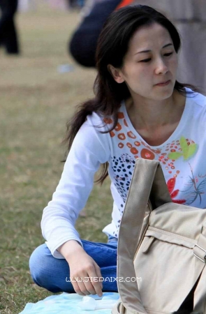 漂亮的美女妈妈，美脚丫相当精致。