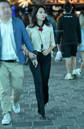&黑色阔腿裤紧身美女