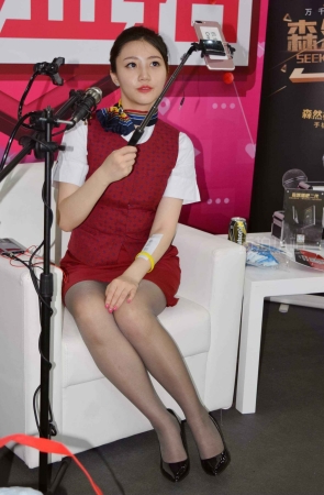 在直播的美女