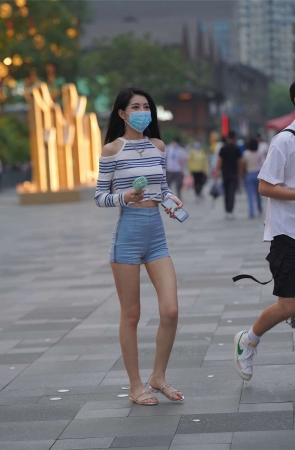 气质热裤长腿小姐姐