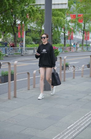 街拍黑色卫衣小姐姐