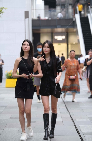 偶遇美腿姐妹逛街