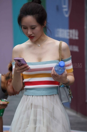 街拍低胸装小姐姐