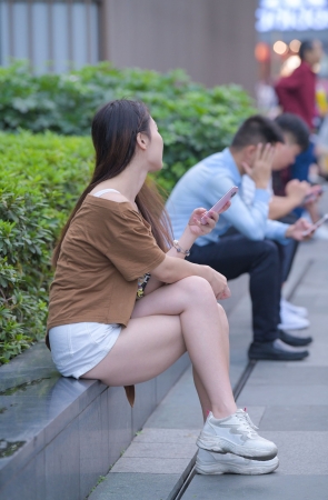 打电话的漂亮小姐姐