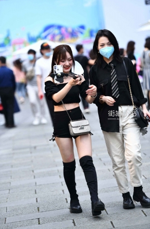 一身黑色的小姐姐
