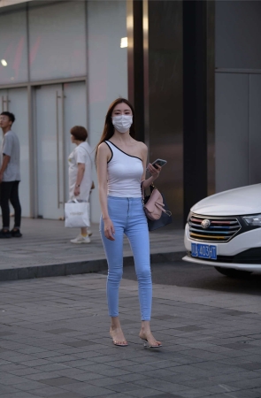 青春浅蓝搭配白色