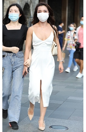 白色吊带长裙小姐姐(54P)[371M/JPG]