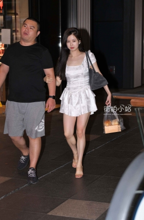 白裙美腿美女