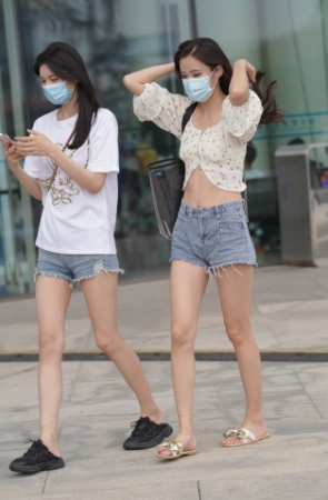 热裤美女