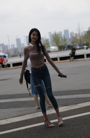 苗条大长腿紧牛淑女