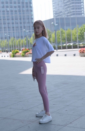 搭讪街拍粉色瑜伽裤小妹