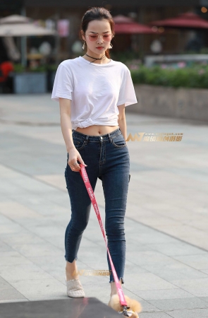 美美哒，遛狗 紧牛美女