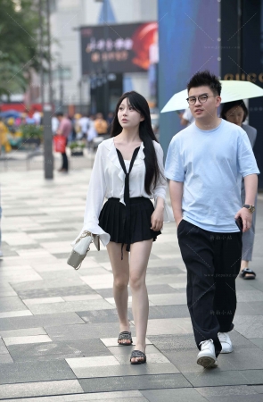 街拍超短裙小清新小姐姐