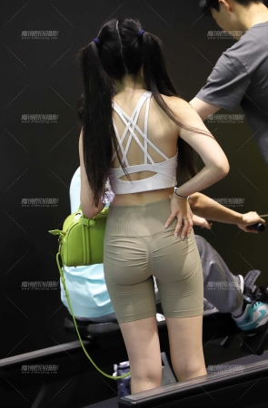 浅色紧身运动短裤
