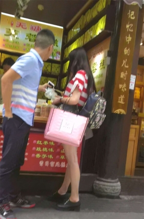 热裤女孩街拍MM