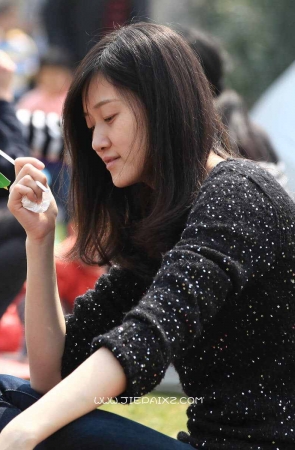 街拍高颜值迷人少妇的靓丽黑丝