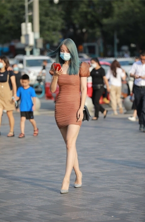 红色紧身包臀裙白嫩美腿