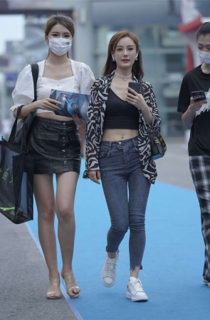 黑色紧牛小蛮腰