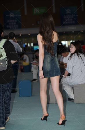 2592-41-66√裹胸牛仔裙-美腿凉拖美女