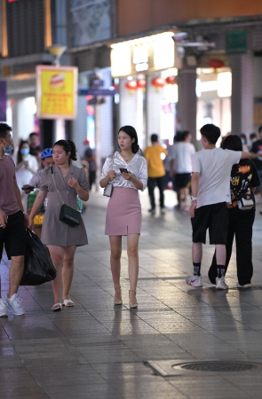 粉红短裙高跟鞋