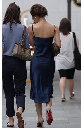 吊带长裙妹子(84P)[1.03G/JPG]