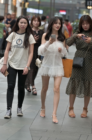 一直挡脸的白色连衣裙高跟的可爱小姐姐