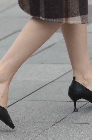 短裙街拍高跟少妇