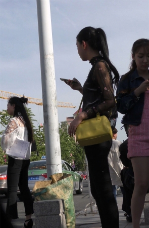 黑色蕾丝衣紧身裤马尾辫