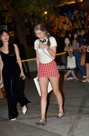 格子超短裙美腿美眉，【春光乍......】